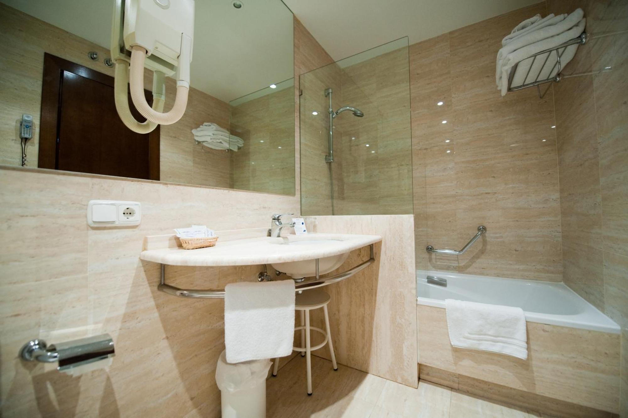 Hotel Cordon Burgos Bagian luar foto